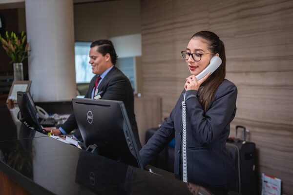 AI in Business: Strategies to Maximize Efficiency and Drive Innovation in a Competitive Landscape