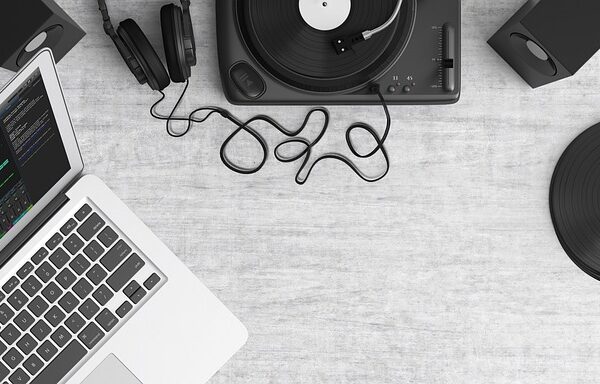 Embracing AI in Writing: Redefining the Craft and Enhancing Your Expression Skills
